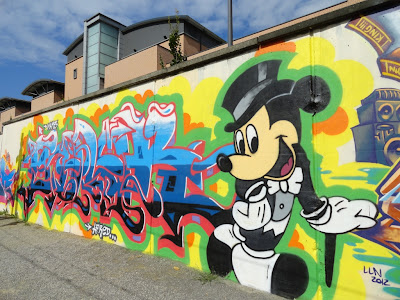 graffiti mickey mouse