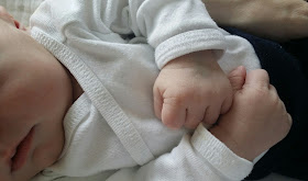 vauvantuoksua, vauva, vauvan käsi, käsi nyrkissä