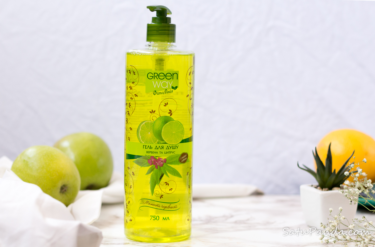 парфюмированные гели для душа в маленьких флаконах.