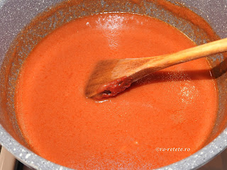 Sos tomat marinat pentru chiftele reteta de casa cu usturoi ulei bulion rosii sare piper otet faina dafin retete culinare,