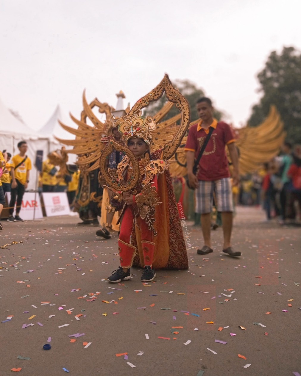 parade budaya lokal di festival pesona lokal jakarta