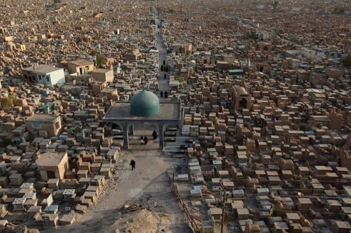 Wadi al-Salam Iraqi cemetery - the largest in the world