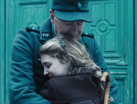 Hans Hubermann (Geoffrey Rush) y Liesel Meminger (Sophie Nélisse) en La ladrona de libros - Cine de Escritor Hans Hubermann (Geoffrey Rush) y Liesel Meminger (Sophie Nélisse) en La ladrona de libros - Cine de Escritor