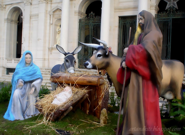 Que o brilho, a magia e o verdadeiro espírito do Natal, perdurem nos vossos corações, nos demais dias do ano. Um Feliz Natal para todos, pleno de afectos, alegrias, saúde e paz! / May the brightness, the magic and the true spirit of Christmas, remain in your hearts, in all other days of the year. A Merry Christmas to you all, with lots of affections, joys, health and peace!