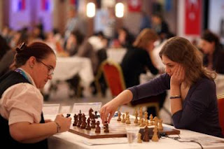 Ronde 9 - La Slovène Anna Muzychuk bat Cristina-Adela Foisor et passe seule en tête du championnat d'europe féminin d'échecs avec 7½ © site officiel