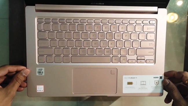 A chiclet keyboard of this Asus VivoBook S14 S403JA laptop.