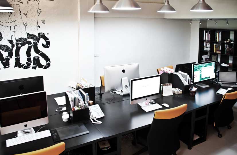 Graphic studio. Офис веб студии. Офис графического дизайнера. Стена в офисе. Офисный интерьер в черно-белое.