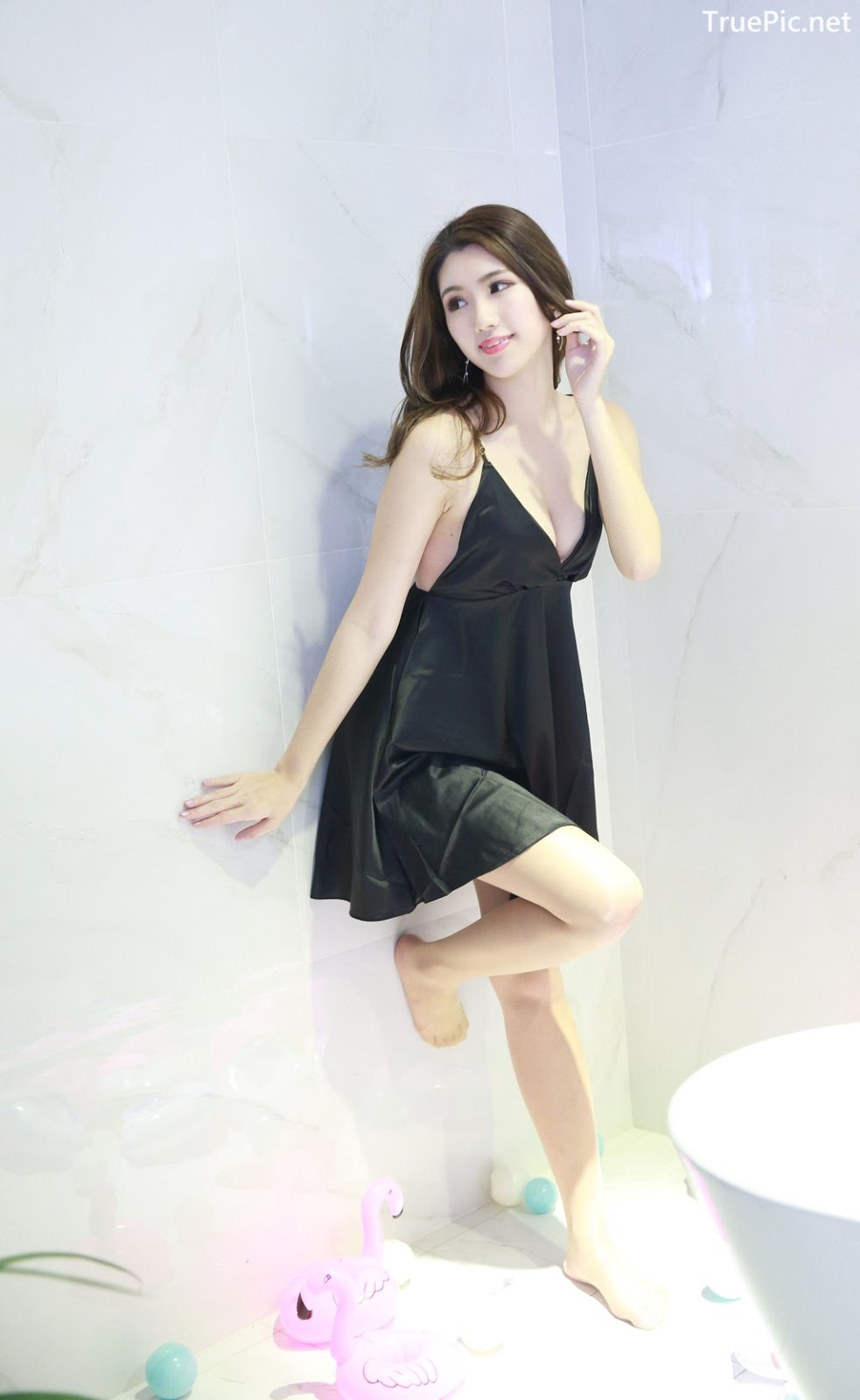 Image-Taiwanese-Model–張倫甄–Charming-Girl-With-Black-Sleep-Dress-TruePic.net- Picture-89