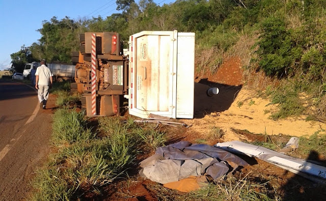Roncador: Mais um caminhão tomba na “Curva do Cateto”