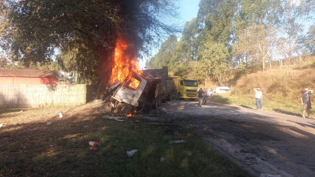 Acidente fatal entre carretas e ônibus na BR-267 em Cambuquira MG - Foto: Alô Alô Cidade