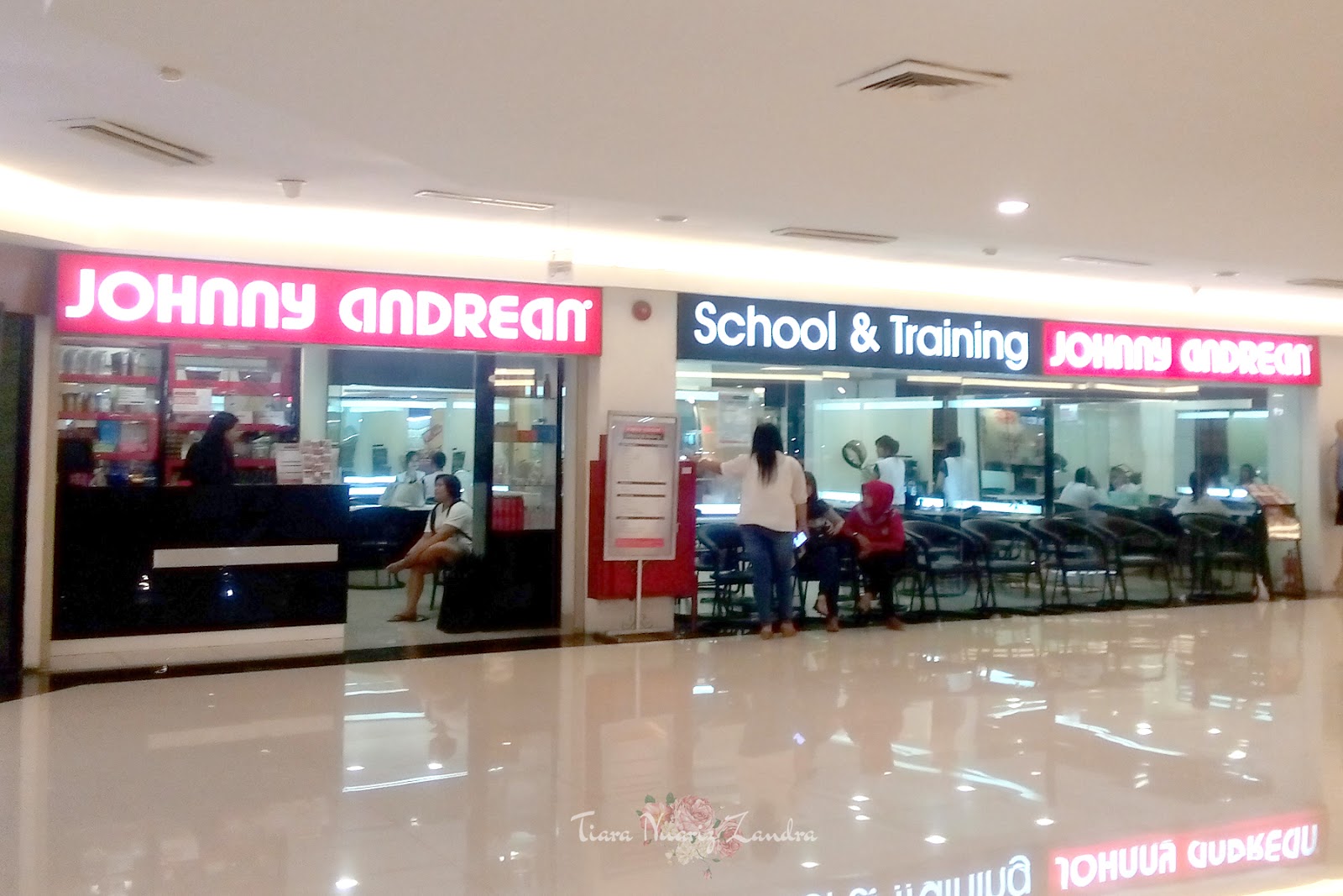 HAIR COLORING AT JOHNNY ANDREAN SCHOOL & TRAINING - BEHIND THE SCENE OF ME