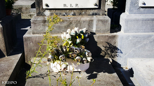 flores sobre lápida
