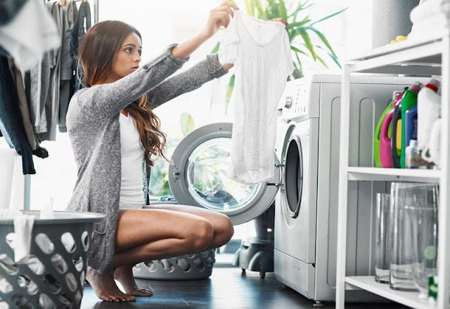 Không kiểm tra quần áo trước khi cho vào máy giặt