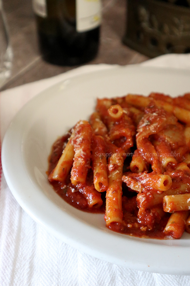 Pasta al sugo di involtini di cotenna di maiale