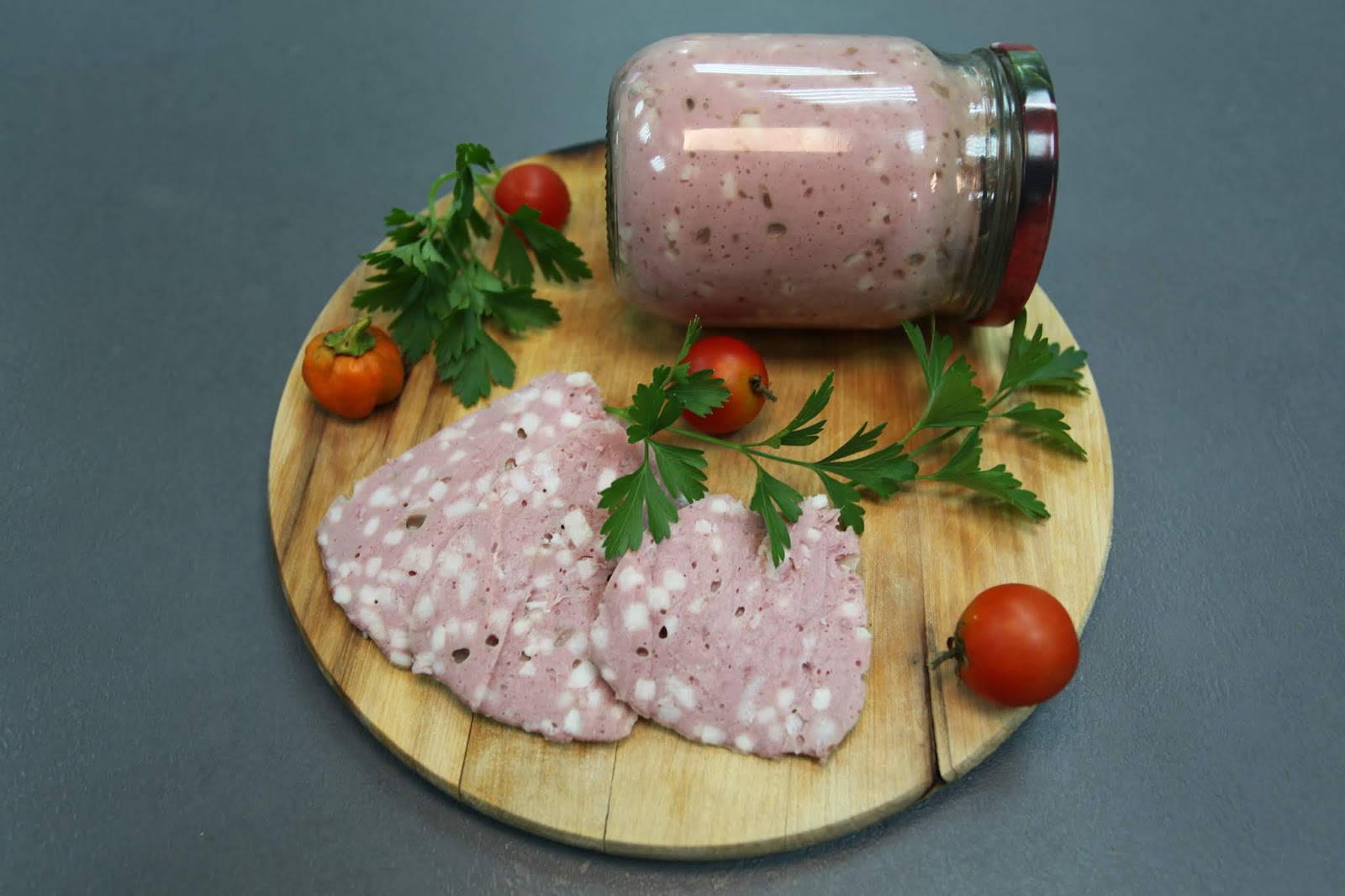 мясо фарш. мясорубка-волчок kolbe 130. колбаса необычной формы. вымешивание фарша для колбасы. фарш колбасный краковский.