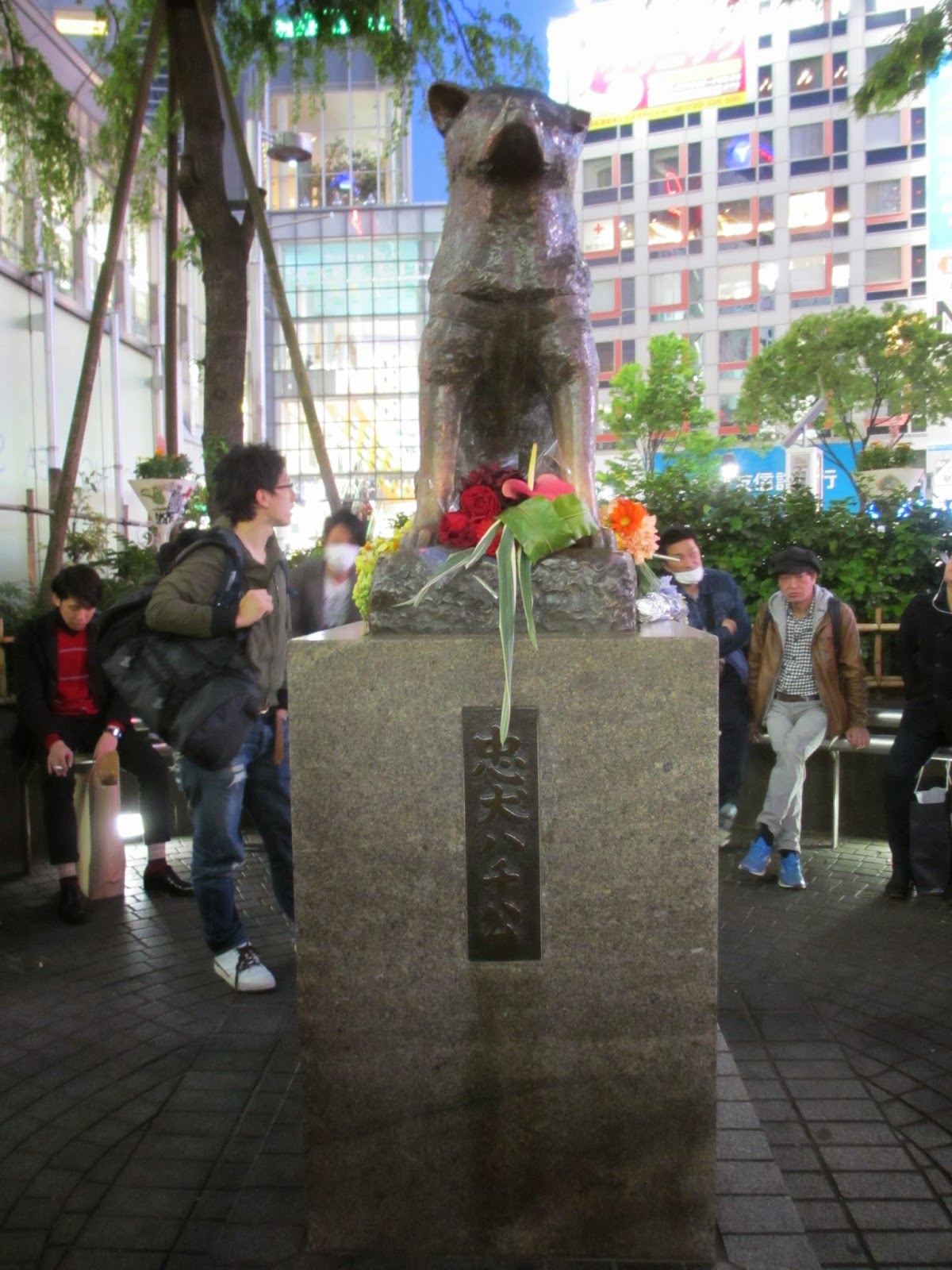 Статуя хатико у станции сибуя