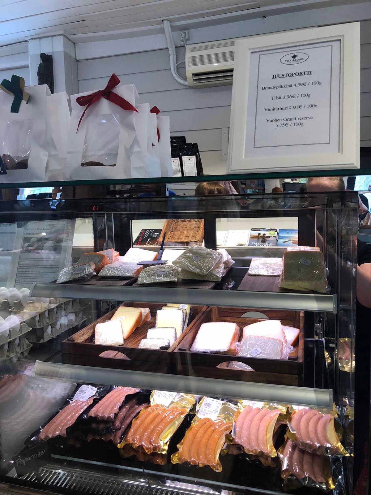 Tuotteita lähituottajilta Juustoja ja makkaraa