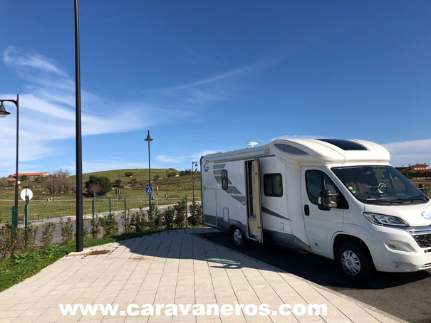 área de autocaravanas de Llanes Asturias | caravaneros.com