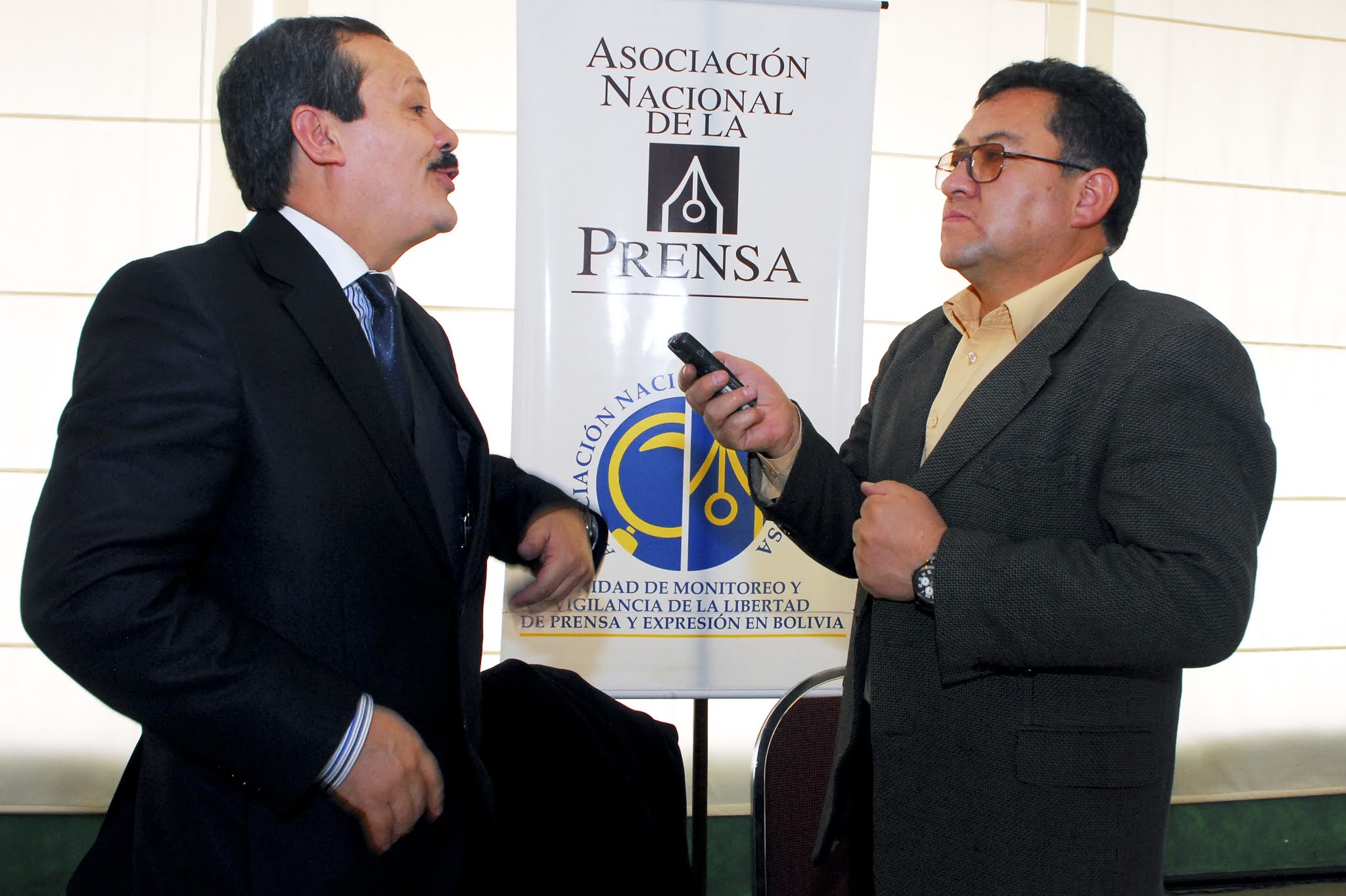 El abogado constitucionalista José Antonio Rivera es entrevistado por el periodista Edwin Flores Araoz, en un evento organizado por la ANP, en el año 2014 / FRANZ CHÁVEZ / ANP