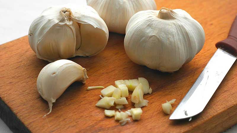 A Natural Alternative To Statins: Combining Lemon Juice And Garlic
