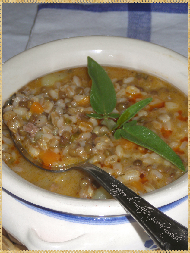 Zuppa con lenticchie, farro, patate e salsiccia
