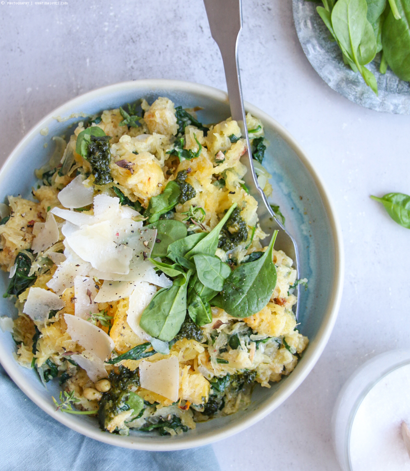 angebratener Spaghettikürbis mit Spinat und Pesto