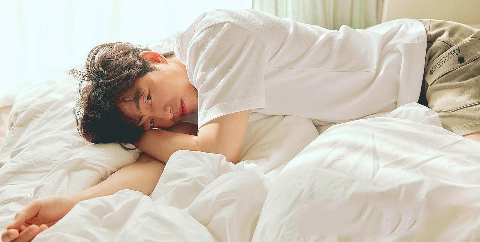 Ночная фотостудия дорама тв. Gong Yoo постельная сцена. Гон ю лежит. Гон ю утро. Гон ю фото.