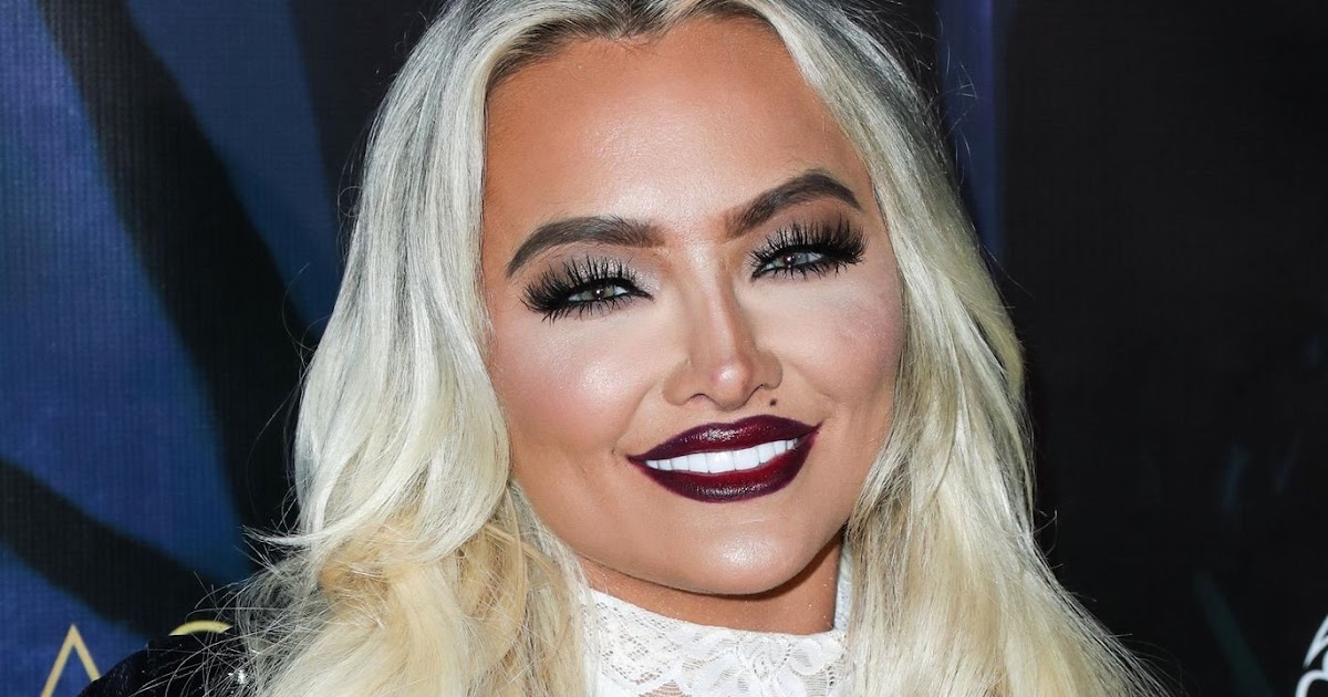 Lindsey Pelas at the Karma International’s 2019 Kandy Halloween Party