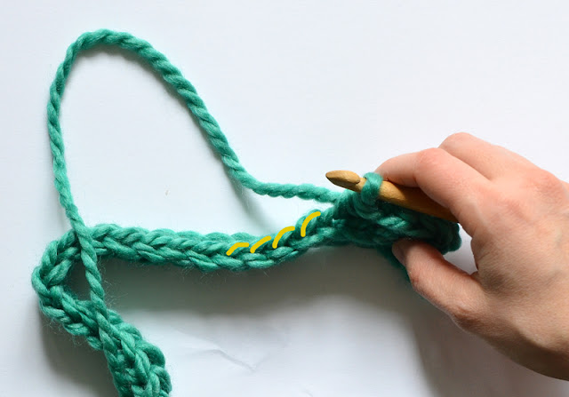 how to crochet a pillow