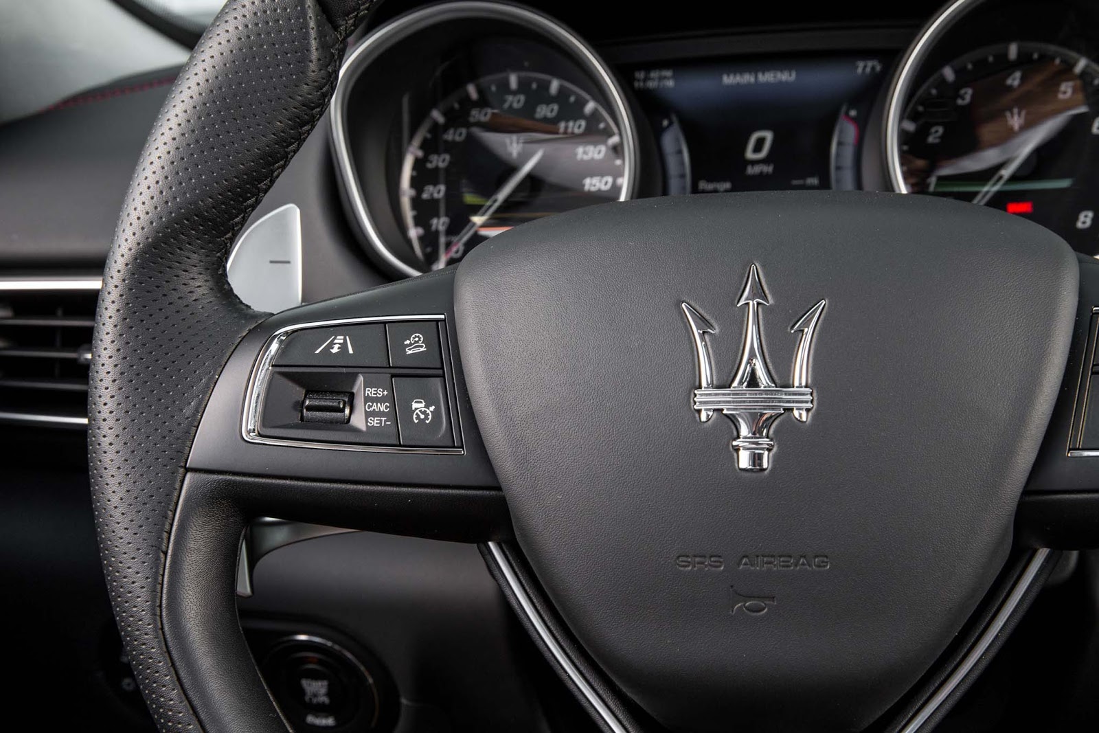 GIÁ XE 5 CHỖ MASERATI LEVANTE CÓ GÌ HAY?.