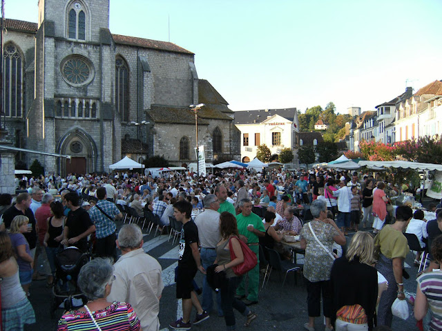 Feiras com produtos de granja artesanais atraem até os maiores chefs da França. Essa é em Orthez. Feiras com produtos de granja artesanais atraem até os maiores chefs da França. Essa é em Orthez.