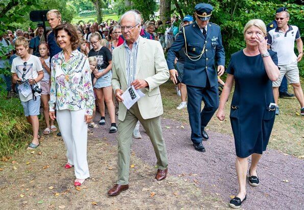 Queen Silvia wore retro floral animal print crop sleeve shirt long sleeve white cardigan blouse at Solliden Castle Park