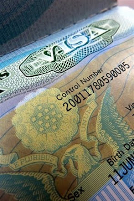 Dominicanos entregan residencia americana por visa