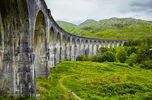 arcos del viaducto con un entorno verde