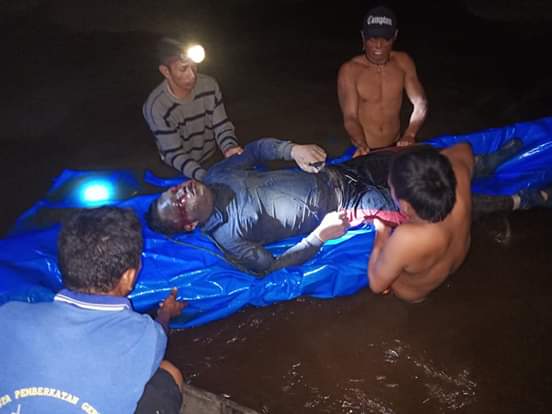 Jenazah korban saat dievakuasi. Jenazah korban saat dievakuasi.