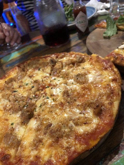 アヤムサンバルマタのピザ