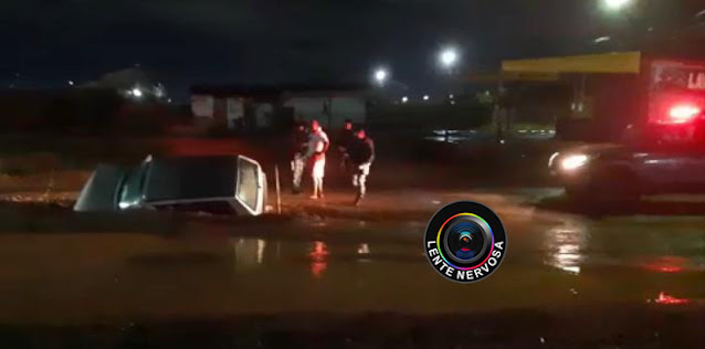 Motorista embriagado cai com carro em vala ao fugir da polícia na zona leste – VEJA O VÍDEO