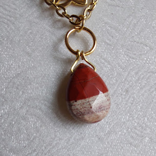 natuursteen druppel hanger aan ketting