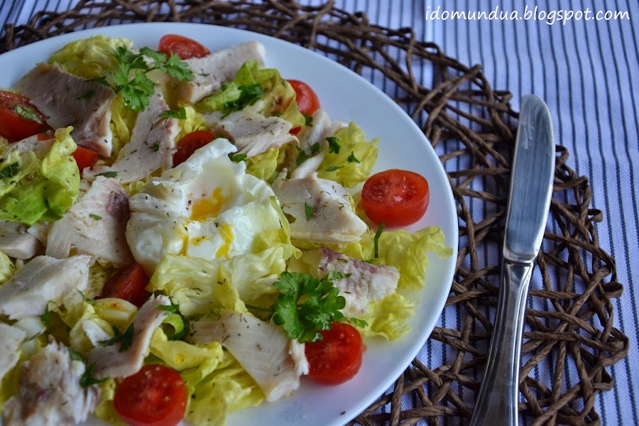 Ensalada de trucha con huevo escalfado