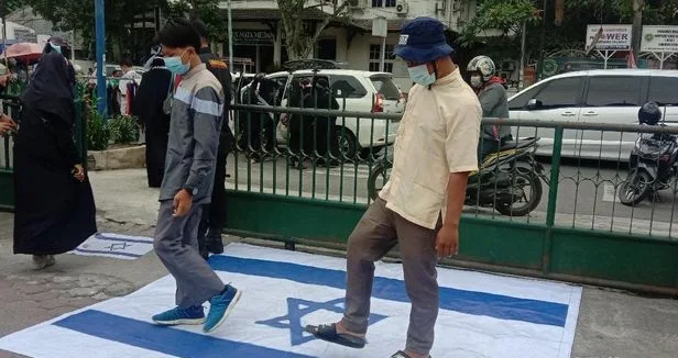 Kecam-Tindakan-Tak-Manusiawi-ke-Rakyat-Palestina-Warga-Medan-Ramai-ramai-Injak-Bendera-Israel