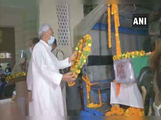 सीएम नीतीश कुमार, राबड़ी देवी ने दी रघुवंश प्रसाद को अंतिम श्रद्धांजलि सीएम नीतीश कुमार, राबड़ी देवी ने दी रघुवंश प्रसाद को अंतिम श्रद्धांजलि