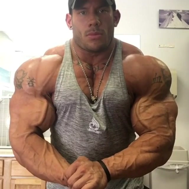 Шон Ривз бодибилдер