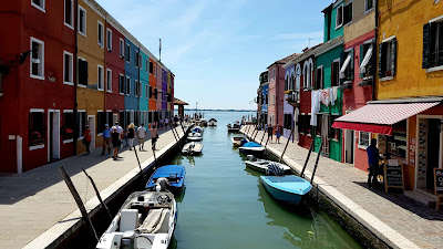 kolorowe domy, wenecja, kanał, łodzie w kanale