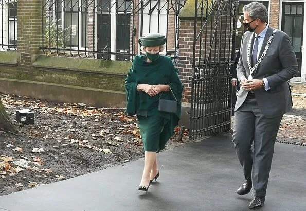 Princess Beatrix has been patron of the Tree Foundation since 1992. Princess wore a green jacket a skirt suit. Diamond tree brooch and necklace