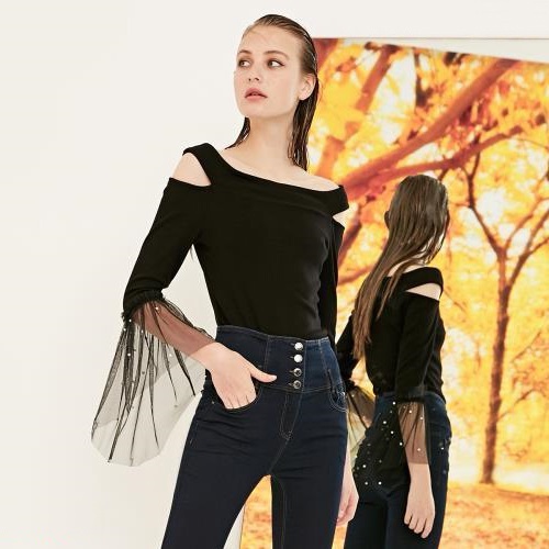 Áo thun vai ngang lệch vai tay loe xếp nếp đinh ngọc trai VERO MODA