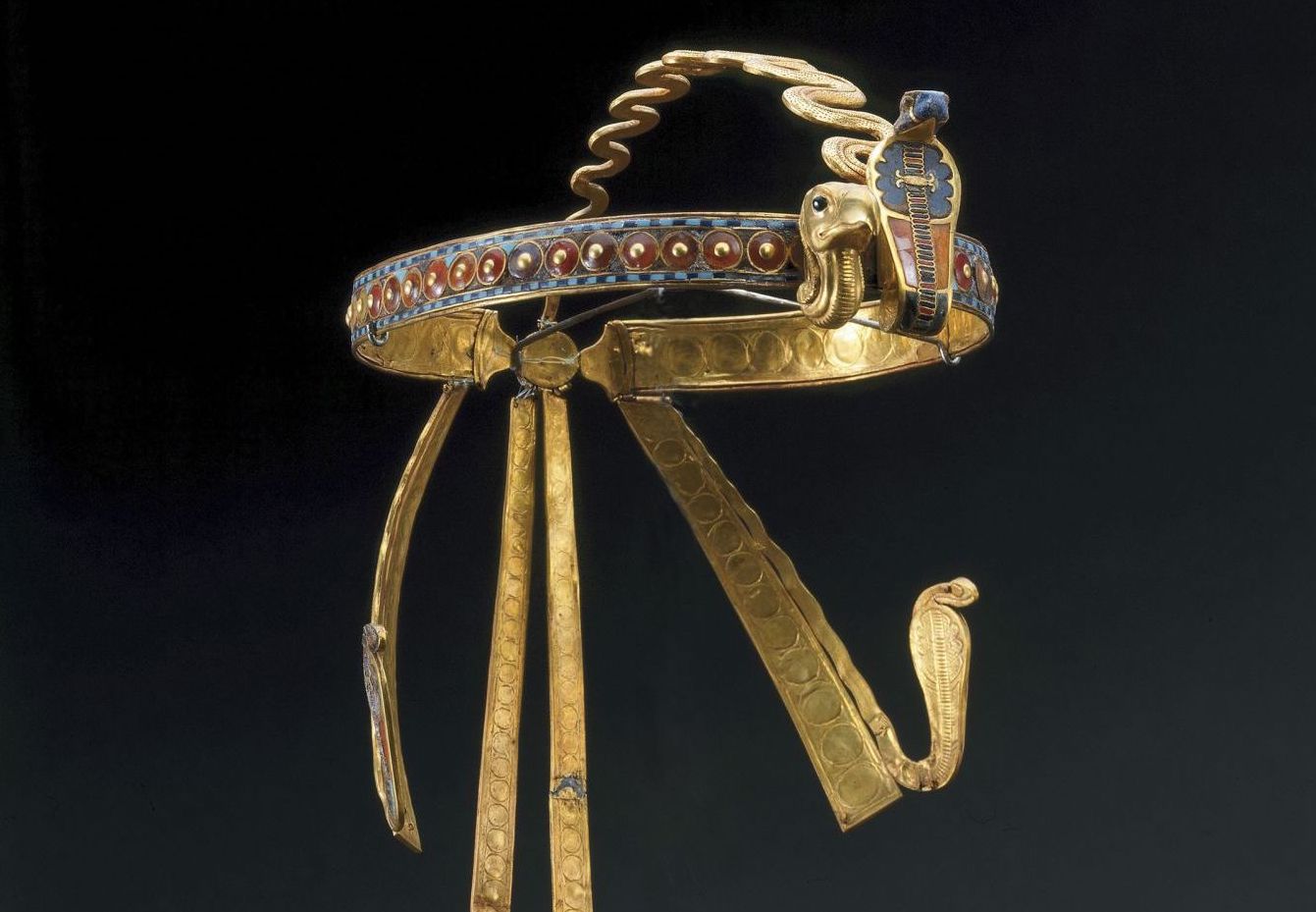 золотая диадема тутанхамона. змея урей в древнем египте. пектораль тутанхамона сокол. ожерелье тутанхамона каирский. ювелирное искусство древнего древнего египта.