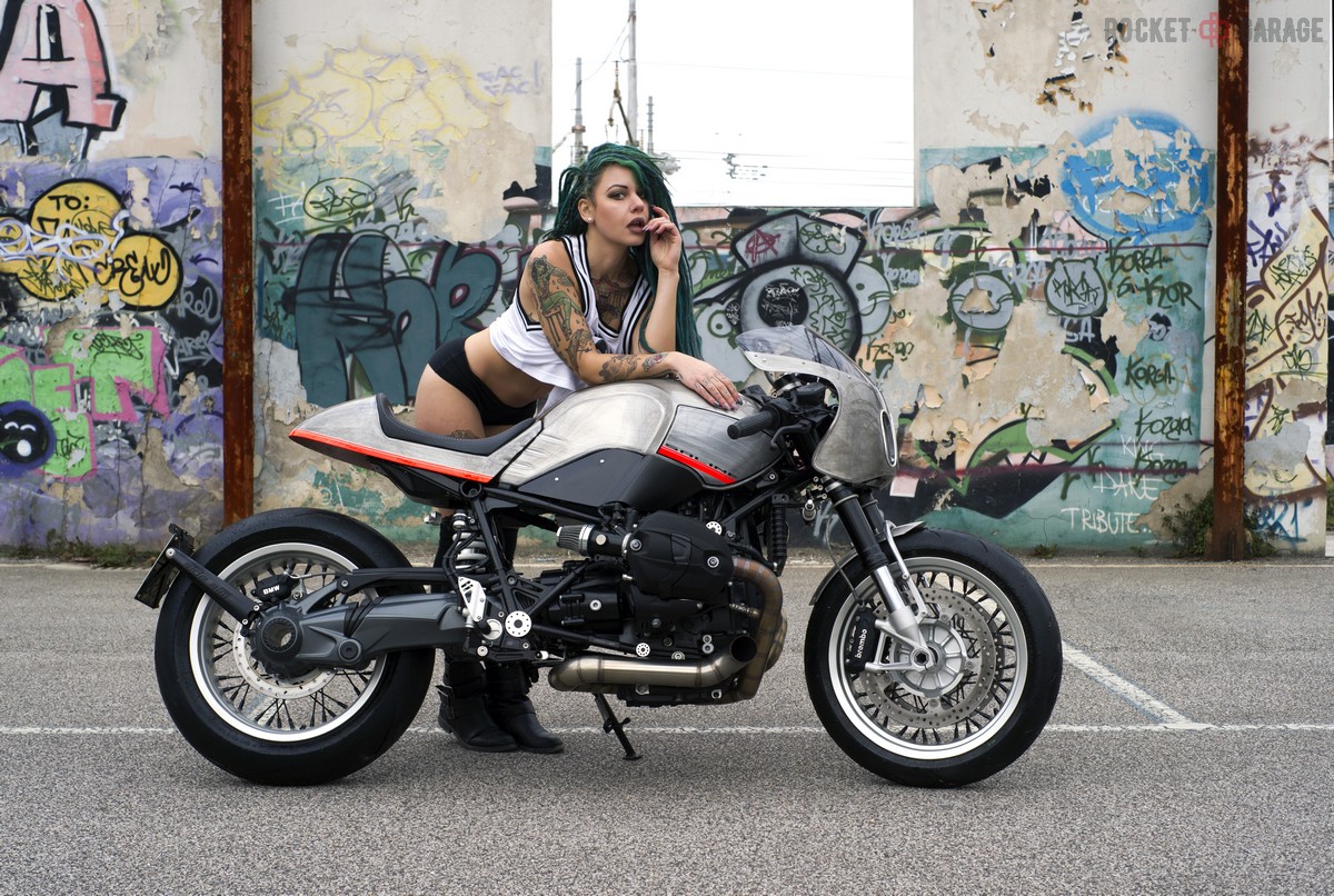 БМВ R Nine t Racer девушка