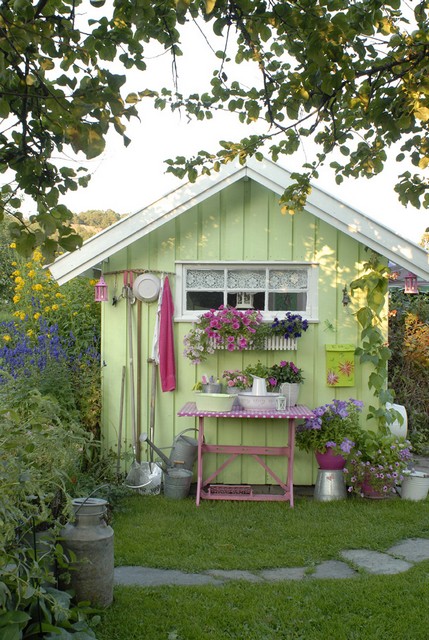 HOME & GARDEN: Cabanes de jardin