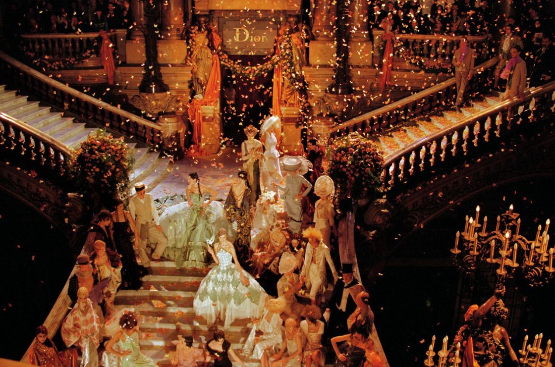 9 букв бал. Джон Гальяно 1998. Джон Гальяно Парижская опера 1998. Dior 1998 Парижская опера. Парижская опера Гарнье показ диор.