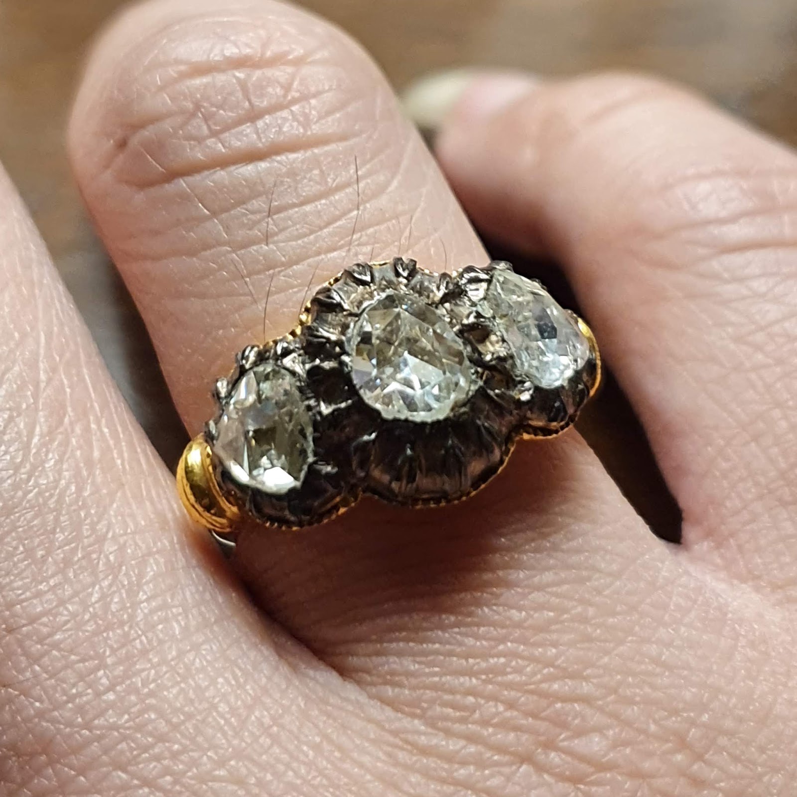 Cincin Jejer 3 Intan Putih Bersih loop 1.25ct each rangka Emas 50%
